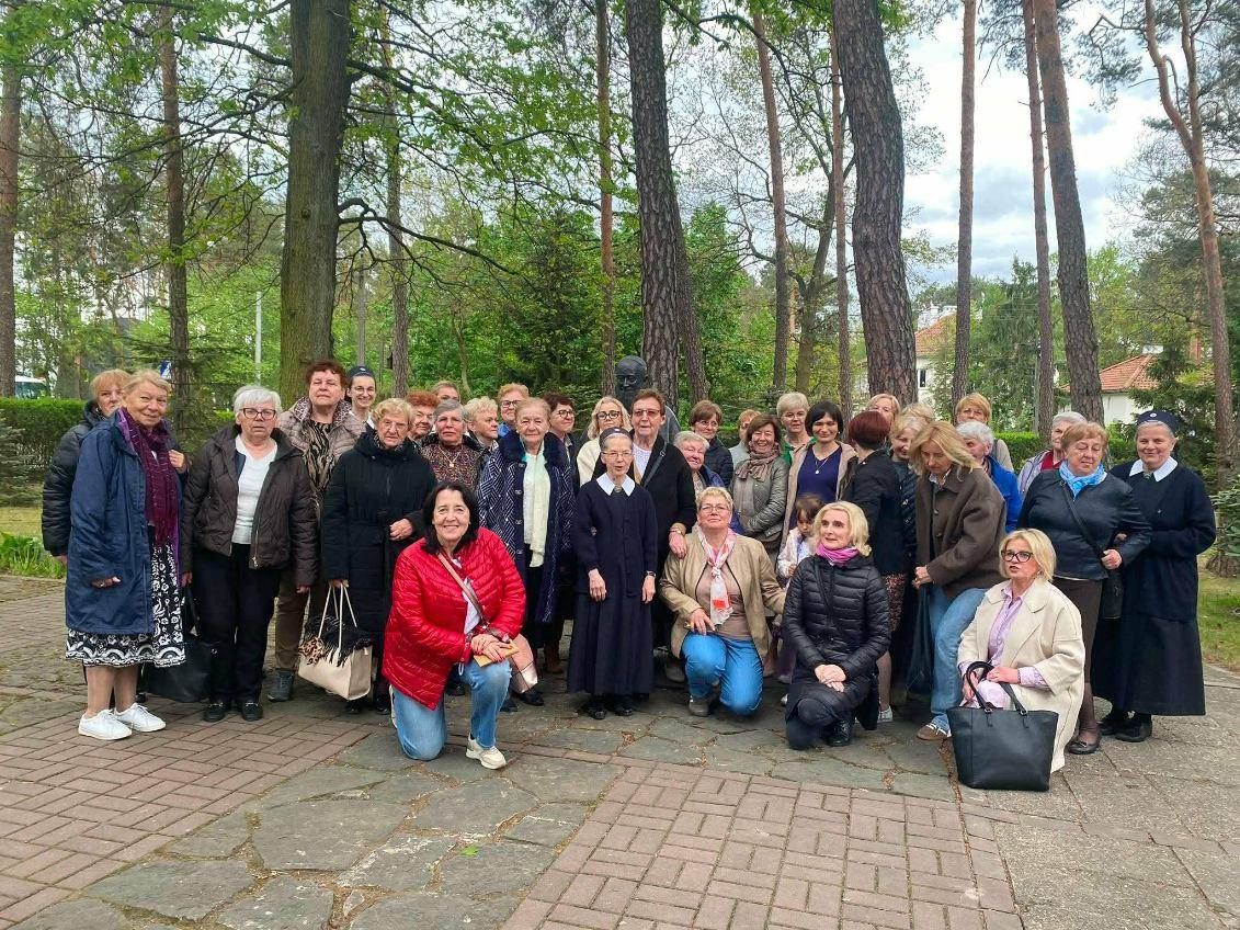 Pielgrzymka rodziny Matki Bożej Pielgrzymującej do Sanatorium w Otwocku